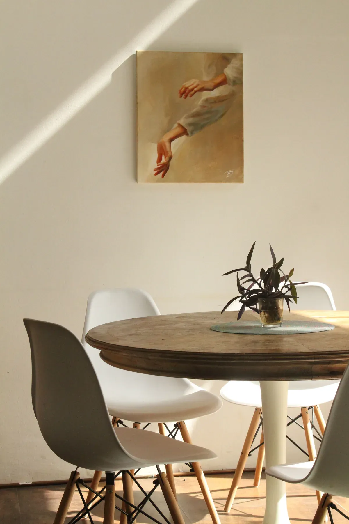 Round wooden dining table with modern chairs — reference image for the ZAIQA round dining table