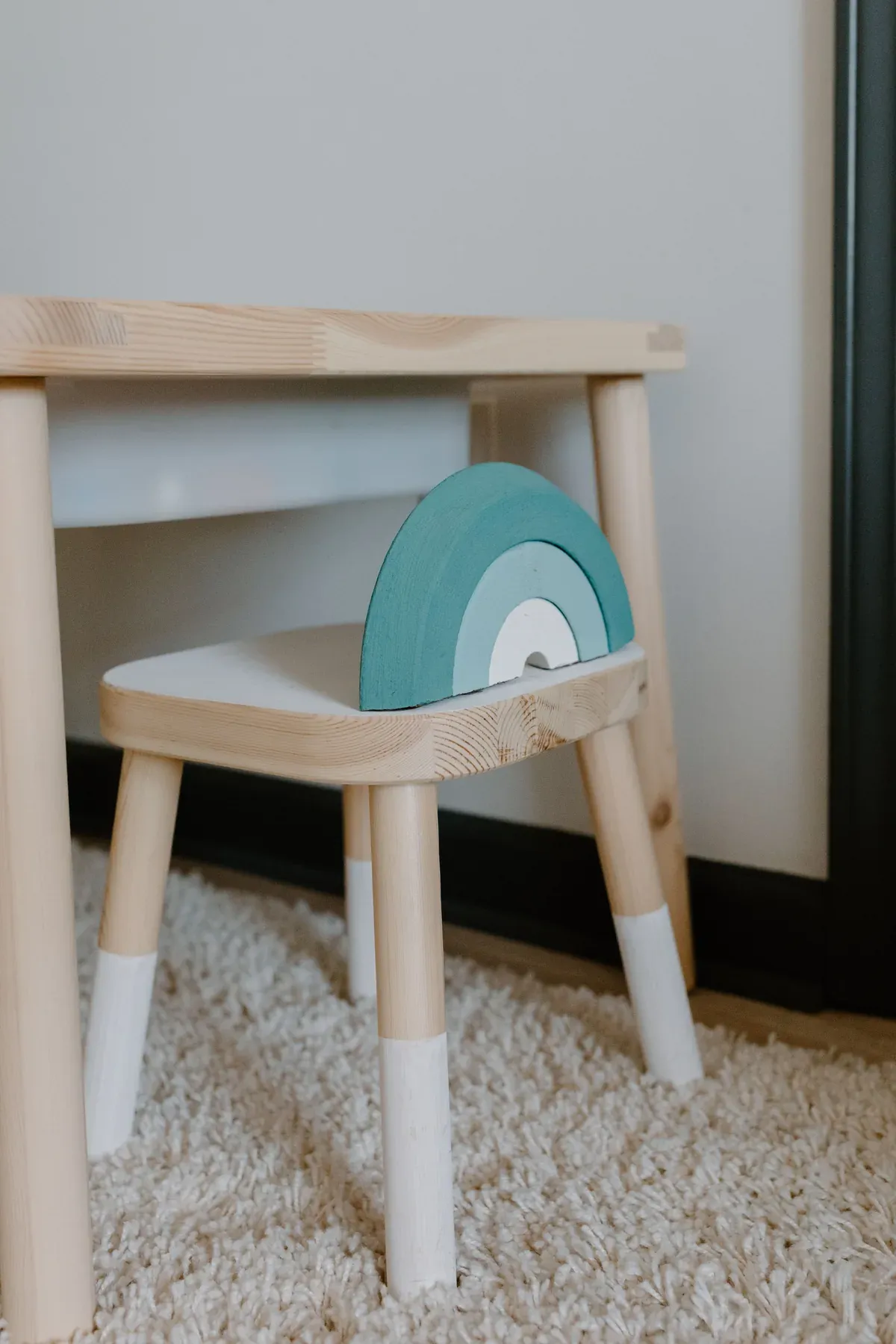 Small natural wood chair with a colourful backrest — reference image for the NANHA child’s wooden chair