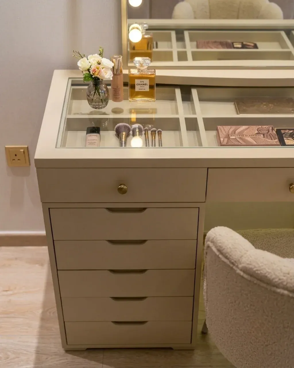 KIRAN Lighted Dressing Table with Chair, close view of the drawer pedestal and glass top