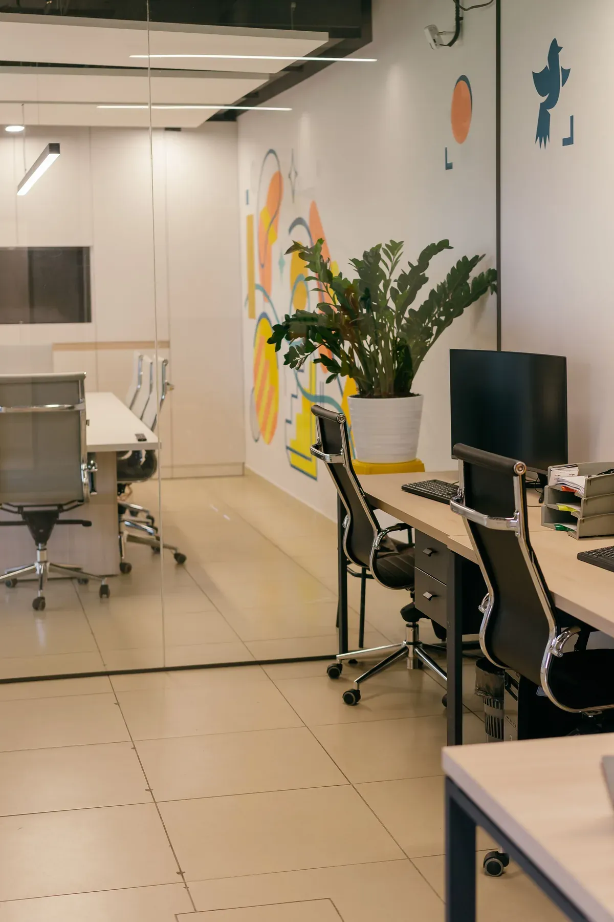 Open-plan office workstations with ergonomic chairs — reference image for the DAFTAR workstation run