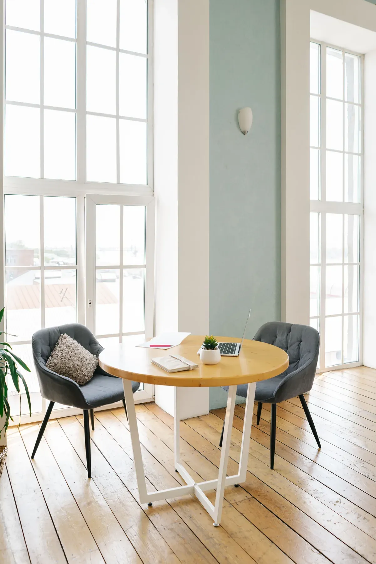 Round meeting table with four upholstered chairs — reference image for the IRADA round meeting table