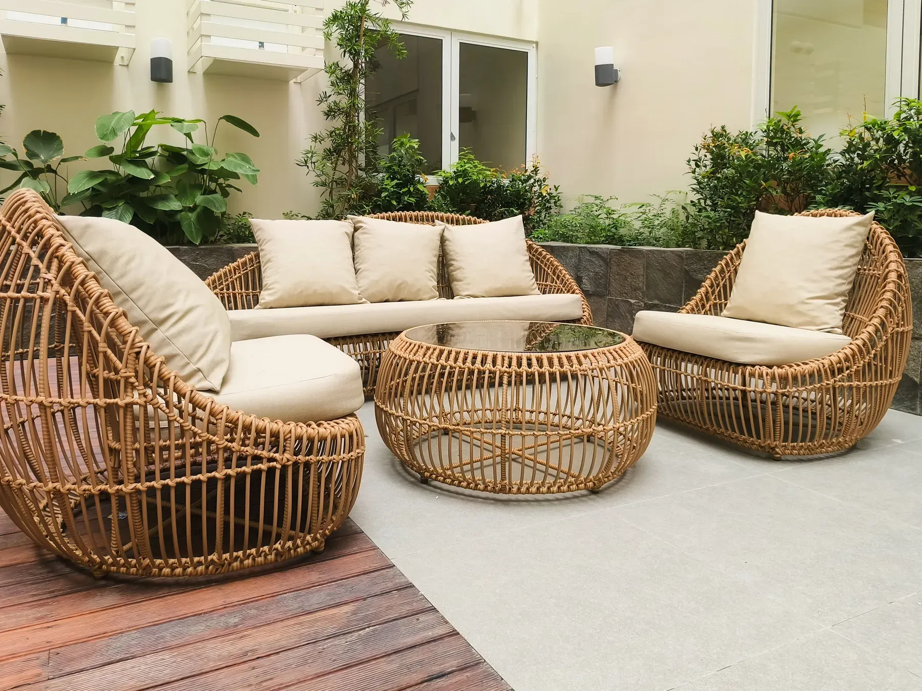 Rattan garden lounge set with sofa, chairs and coffee table — reference image for the BAAGH rattan garden lounge set